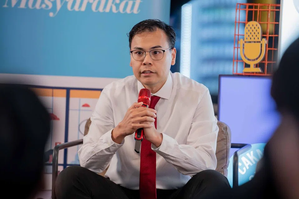 Dengan pengalaman 18 tahun dalam Perkhidmatan Undang-Undang Singapura, Pesuruhjaya Kehakiman, Encik Mohamed Faizal Mohamed Abdul Kadir, menggerakkan inisiatif pendidikan dan program biasiswa khusus untuk pelajar daripada keluarga berpendapatan rendah. 