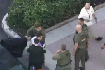 DIBERKAS: Pemuda yang disyaki melakukan tembakan rambang kelihatan digiring ke Penjara Broward selepas menjalani pemeriksaan di hospital menyusuli kejadian tembakan di Sekolah Tinggi Marjory Stoneman Douglas di Parkland, Florida. - Foto REUTERS