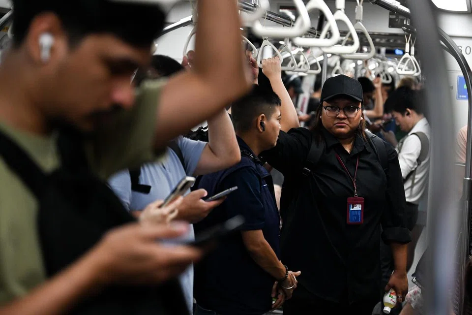Cik Siti Nadzirah Mohd Khairi terpaksa berdiri di dalam gerabak MRT yang agak sesak untuk ke tempat kerjanya di Boon Lay.