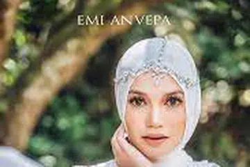 KISAH ANAK SENI: Puteri Sarah berkongsi jerih payah yang dilalui dalam buku yang mengajak wanita terus melangkah.