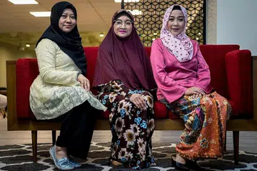 SALING RAIH ILMU: Penyanyi dari tiga generasi berbeza (dari kiri), Siti Zaharah Mahmud, Kamaliah Latiff dan Nursaliza Salleh (Chacha), saling menimba pengetahuan daripada satu sama lain dalam melestarikan khazanah lagu filem Melayu klasik. - Foto BH oleh NUR DIYANA TAHA