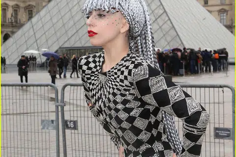 PIRAMID PENARIK PERHATIAN: Lady Gaga beraksi di depan Muzium Louvre di Paris, Perancis.