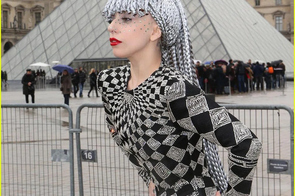 PIRAMID PENARIK PERHATIAN: Lady Gaga beraksi di depan Muzium Louvre di Paris, Perancis.
