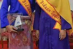 PENYAIR MUDA: Encik Hanafi Idrus dan Cik Anis Qurratu'aini Azman bergambar semasa mewakili Singapura di Festival Syair Internasional 2018 di Tanjung Pinang, Indonesia. - Foto ihsan HANAFI IDRUS