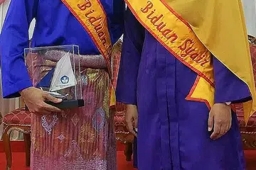 PENYAIR MUDA: Encik Hanafi Idrus dan Cik Anis Qurratu'aini Azman bergambar semasa mewakili Singapura di Festival Syair Internasional 2018 di Tanjung Pinang, Indonesia. - Foto ihsan HANAFI IDRUS