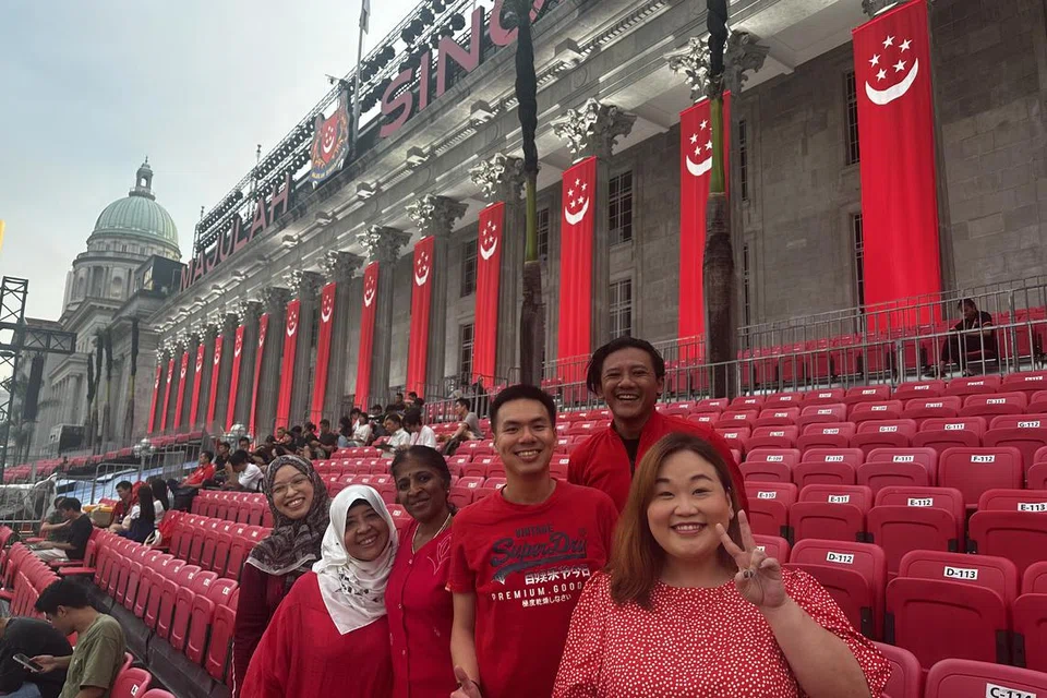 (Dari kiri) Para Penterjemah Kita Cik Nurussolehah Jaini; Cik Sanesa Salleh; Cik Chandrakala Kalyanasundaram; Encik Foong Wei Xiong; Encik Harie Azhari; Cik Koh Hui Wen dan Cik Shanthi Natarajan yang tiada dalam gambar, terlibat dalam persiapan sambutan NDP 2025 dengan memberi saranan penterjemahan dan mencadangkan pembetulan kepada sari kata dan mesej penting yang disiarkan sewaktu sambutan.