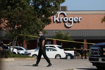 KAWAL KEADAAN: Pegawai polis meronda tempat kejadian tembakan yang berlaku di pasar raya Kroger di Tennessee, Amerika Syarikat. - Foto REUTERS