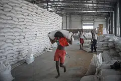 MENGANGKUT MAKANAN: Seorang lelaki dilihat memikul guni bijirin dari gudang makanan di Semera, rantau Afar, Habsyah. Perang saudara di utara Habsyah meletus pada penghujung 2020 mengakibatkan ratusan ribu berada di ambang kebuluran, dengan lebih dua juta kehilangan tempat tinggal dan lebih sembilan juta memerlukan bantuan makanan. - Foto AFP