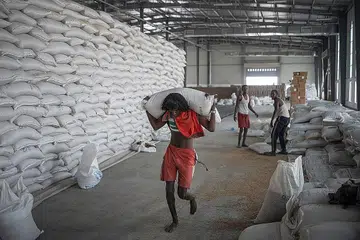 MENGANGKUT MAKANAN: Seorang lelaki dilihat memikul guni bijirin dari gudang makanan di Semera, rantau Afar, Habsyah. Perang saudara di utara Habsyah meletus pada penghujung 2020 mengakibatkan ratusan ribu berada di ambang kebuluran, dengan lebih dua juta kehilangan tempat tinggal dan lebih sembilan juta memerlukan bantuan makanan. - Foto AFP