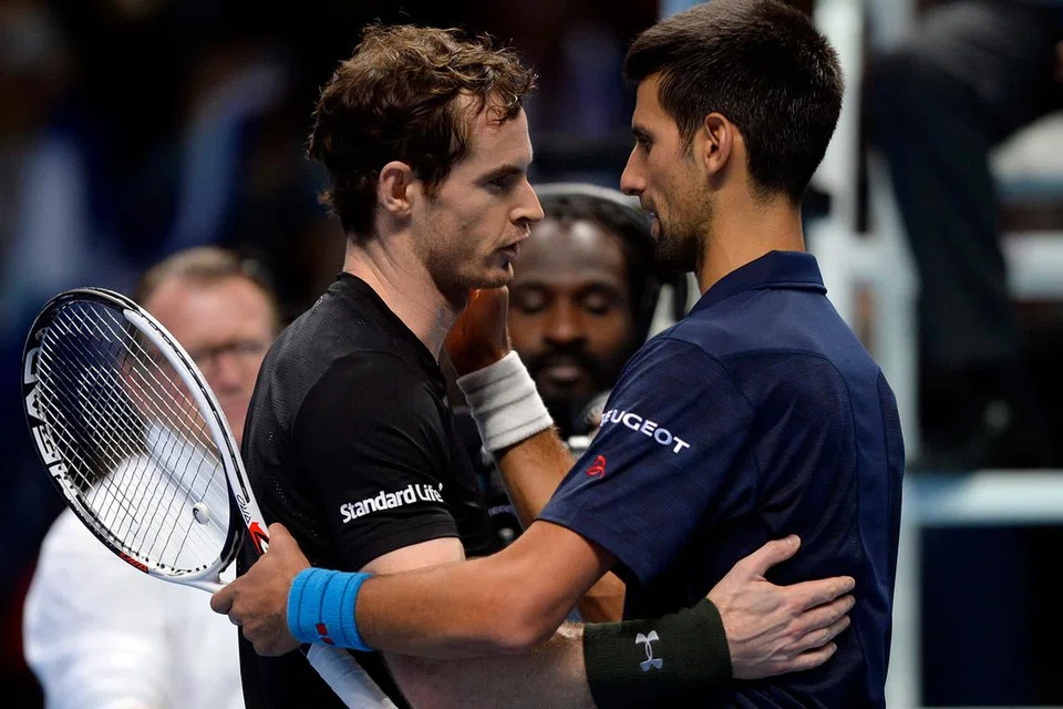 UCAPAN TAHNIAH: Bekas pemain nombor satu dunia, Novak Djokovic (kanan), mengucapkan tahniah kepada jaguh Britain, Andy Murray, yang memenangi pertemuan mereka di Final ATP Tour yang berprestij baru-baru ini. - Foto REUTERS