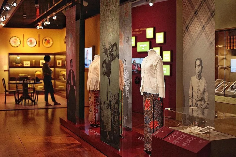 BAJU TRADISIONAL: Antara artifak yang dipamerkan termasuk kebaya yang dipakai wanita Chetti Melaka. - Foto BM oleh GIN TAY