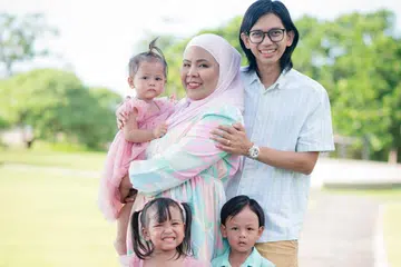 BERIKHTIAR: Cik Nur Diyanah Yahya mendapatkan bantuan Perubatan Tradisional Cina (TCM) sebelum melakukan pusingan pensenyawaan ‘in vitro’ (IVF) ketiga pada 2019. Beliau dan suami, Encik Ahmad Mahir Mohamad Kamil, mendapat sepasang kembar, Iman Lana dan Iman Rayyan, hasil proses IVF. Mereka dikurniakan seorang lagi anak, Iman Aafiyah (didukung), setahun kemudian. 