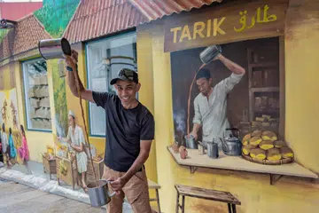 BERMUTU TINGGI: Pemilik gerai, Tarik by Ali Redha, Sheikh Ali Redha, menjual teh dengan bahan-bahan premium dari negara seperti Iran dan Indonesia.