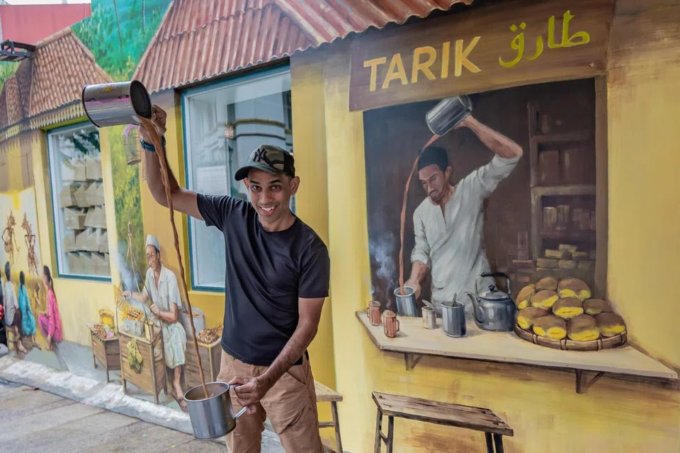 BERMUTU TINGGI: Pemilik gerai, Tarik by Ali Redha, Sheikh Ali Redha, menjual teh dengan bahan-bahan premium dari negara seperti Iran dan Indonesia.