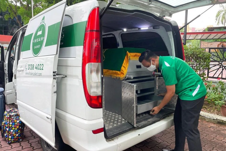 KEUSAHAWANAN SOSIAL: Sejak ditubuhkan, Ihsan Casket telah menjalankan pengebumian bagi sejumlah 1,374 mayat, bahagian tubuh mayat dan janin. Selain pengebumian, Ihsan Casket juga anjurkan kursus pengurusan pengebumian manakala kakitangannya dilatih mengendalikan mayat individu dengan penyakit berjangkit.