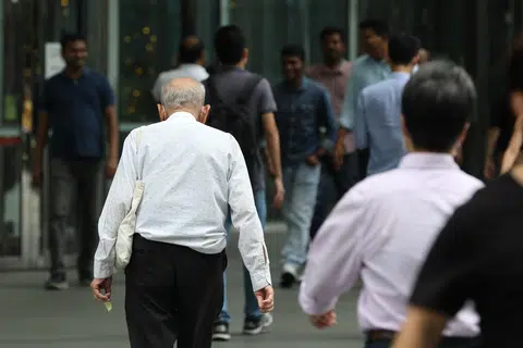 Usia persaraan kakitangan Kongres Kesatuan Sekerja Kebangsaan (NTUC) akan dinaikkan kepada 64 tahun, manakala usia pekerja yang bekerja semula akan dinaikkan kepada 69 tahun mulai 1 Januari 2025.