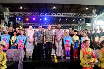 SEMARAK BUDAYA: Pemangku Menteri Bertanggungjawab bagi Ehwal Masyarakat Islam, Profesor Madya Dr Muhammad Faishal Ibrahim (tengah), di pelancaran sambutan ‘Pesona Bahasa, Warisan Budaya’ di Wisma Geylang Serai pada 30 Ogos.