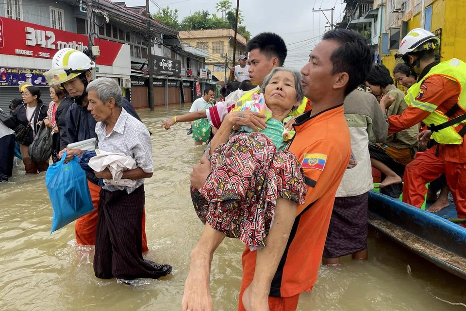BANJIR MELANDA: Para pekerja kecemasan giat memindahkan penduduk yang terjejas ke tempat perlindungan sementara apabila air Sungai Bago di Myanmar meningkat ke paras bahaya.