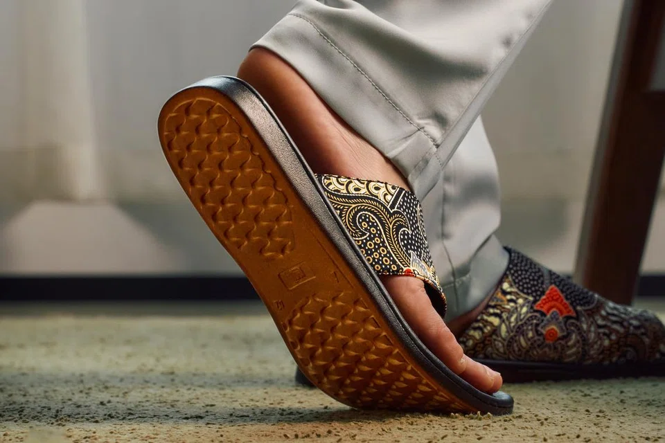 Bahan termoplastik (TPC) dipilih bagi tapak capal moden itu dan ia dilapik dengan ‘suede’ untuk memberikan tekstur lembut yang diinginkan. 