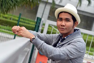 MENCERIAKAN INDUSTRI HIBURAN: Dengan mengetengahkan bakat baru dan lama dalam satu kategori, APM dapat menjadi wadah kerjasama antara kededua generasi dalam menyemarakkan pentas hiburan serantau. - Foto fail