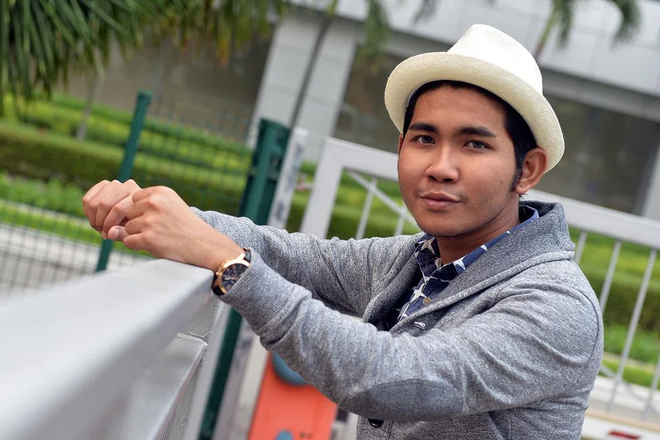 MENCERIAKAN INDUSTRI HIBURAN: Dengan mengetengahkan bakat baru dan lama dalam satu kategori, APM dapat menjadi wadah kerjasama antara kededua generasi dalam menyemarakkan pentas hiburan serantau. - Foto fail