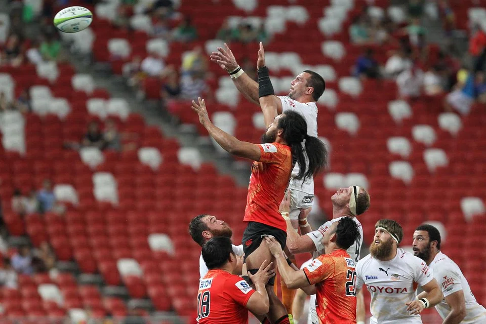 SIAPA LEBIH TINGGI: Pemain Sunwolves, Liaki Moli (jersi merah), bersaing dengan pemain Cheetahs, Francois Uys, semasa satu lontaran ke dalam pertemuan di Stadium Negara pada Sabtu lalu. - Foto REUTERS