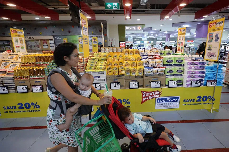 ENAMA FAIRPRICE: FairPrice menyaksikan peningkatan dalam produk jenama sendiri berbanding dengan tempoh sebelum FairPrice membekukan harga produknya. Gambar diambil di NTUC FairPrice Xtra di pusat beli-belah Jem. - Foto BH oleh MARK CHEONG