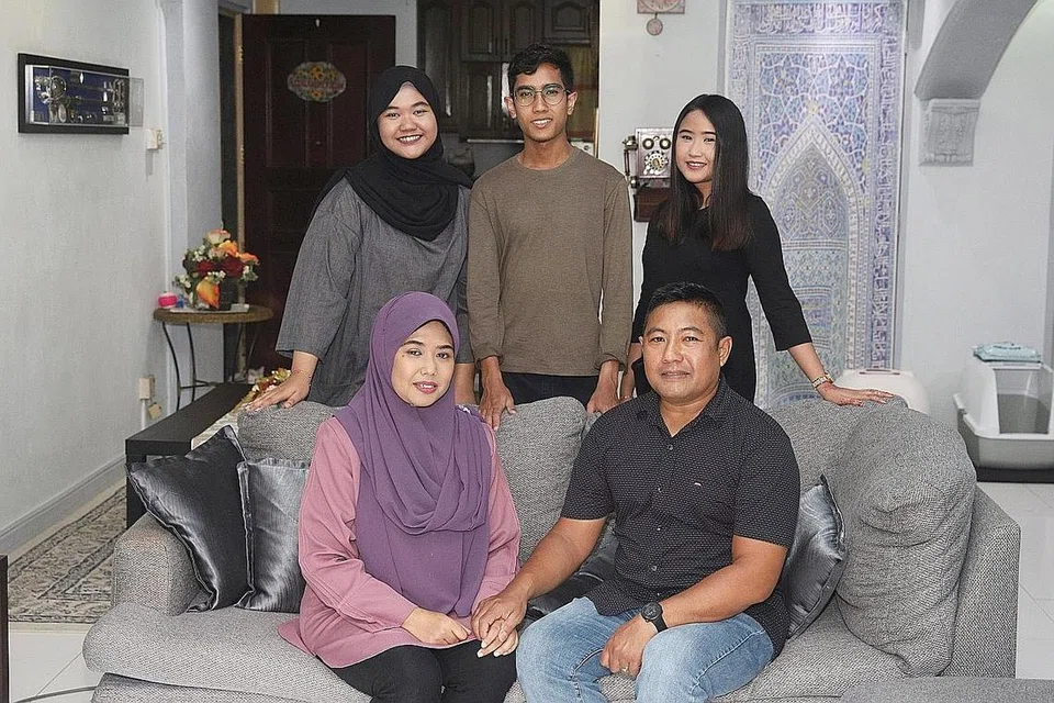 TANGGUNGJAWAB BERAT: Bagi Cik Rasidah Mohd Shah (kiri), beliau menegaskan bahawa soal nikah bukan perkara yang remeh kerana pasangan rumah tangga memikul tanggungjawab yang berat. Kini, setelah 25 tahun berumahtangga, beliau dan suami, Encik Suhaimi Achim (kanan) mempunyai tiga orang anak, Cik Seri Syazwina (bertudung hitam), Encik Aniq Suhairy (tengah) dan Cik Seri Suhaida. - Foto BH oleh MARCELLIN LOPEZ