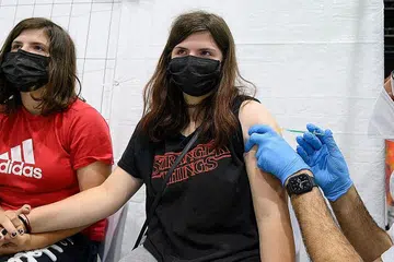 SELAMAT UNTUK REMAJA: Seorang remaja berusia 12 tahun dari Jerman menerima suntikan vaksin Covid-19 baru-baru ini. Terdapat rancangan meluaskan pemberian vaksin kepada mereka yang berusia lima hingga 12 tahun. - Foto AFP