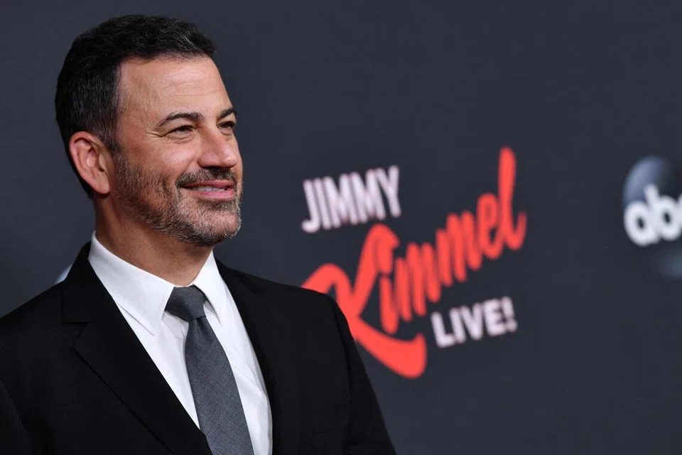  Pengacara televisyen Amerika Syarikat Jimmy Kimmel tiba untuk acara “An Evening With Jimmy Kimmel” di Hotel Roosevelt, Hollywood pada 7 Ogos 2019. Rancangan larut malam Kimmel dihentikan siarannya pada 17 September 2025, hanya beberapa jam selepas pemerintah Amerika Syarikat  mengugut untuk membatalkan lesen penyiaran susulan komen beliau mengenai pembunuhan pempengaruh konservatif Charlie Kirk. Tindakan mengejut rangkaian ABC menyingkirkan salah satu rancangan larut malam paling berpengaruh di Amerika itu dikecam pengkritik sebagai penapisan oleh kerajaan, namun disambut baik oleh Donald Trump yang sejak sekian lama tidak senang dengan pelawak yang mengejeknya. 