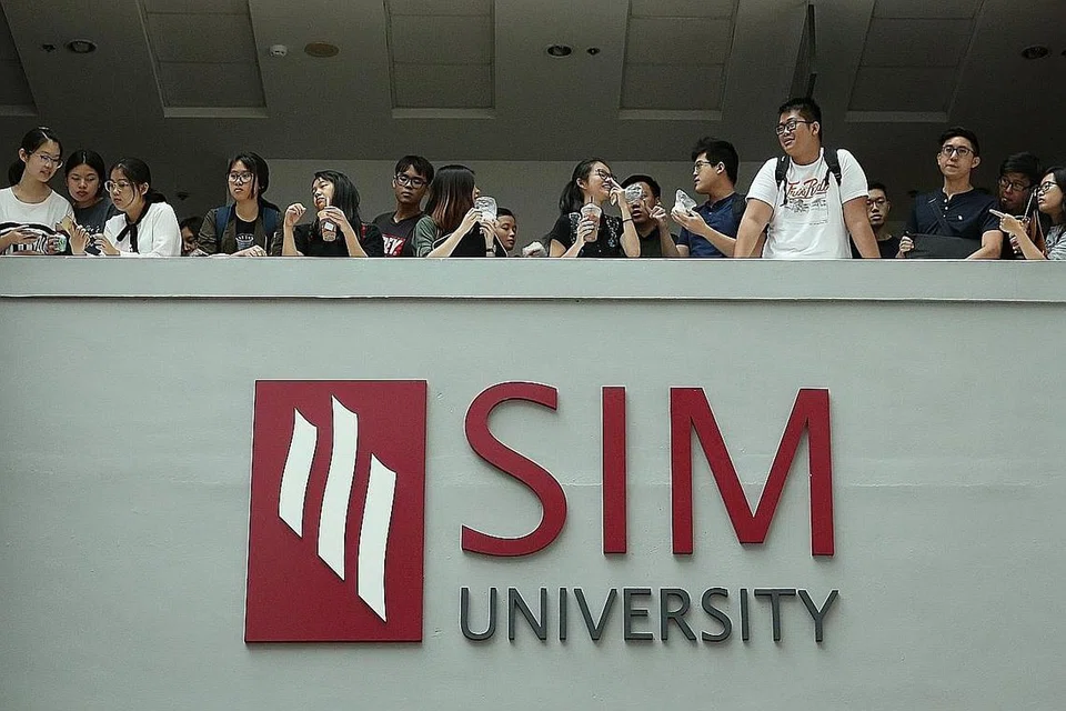 UNIVERSITI SETEMPAT: Menawarkan program pertukaran dan program pengembaran dengan universiti luar negara, pelajar mempunyai peluang luas untuk berinteraksi dengan pelajar asing selain mempelajari antara satu sama lain tanpa perlu mendaftarkan diri ke universiti luar negara. - Foto fail 