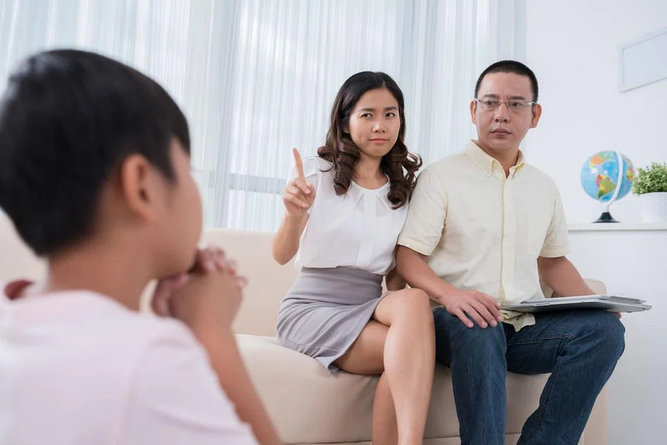 GUNA CARA POSITIF BIMBING KANAK-KANAK: Kanak-kanak yang inginkan sesuatu akan berkelakuan nakal selagi kemahuan mereka tidak dituruti dan ini terkadang berlaku di tempat awam. Jika kita menurut kemahuan mereka, sudah tentu kejayaan bagi kanak-kanak itu. Salah satu cara yang disarankan ialah mengalih perhatian kanak-kanak kepada sesuatu yang lain dan menerangkan kepada mereka kenapa pilihan yang satu itu lebih baik. - Foto ISTOCKPHOTO