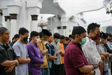 TAK ENDAH PERINTAH: Sebahagian anggota masyarakat Islam di Aceh mengenepikan arahan pemerintah untuk beribadah di rumah dan tetap bersembahyang di Masjid Raya Baiturrahman di Banda Aceh, di wilayah autonomi itu, sebagai meraikan ketibaan Ramadan, semalam. 
