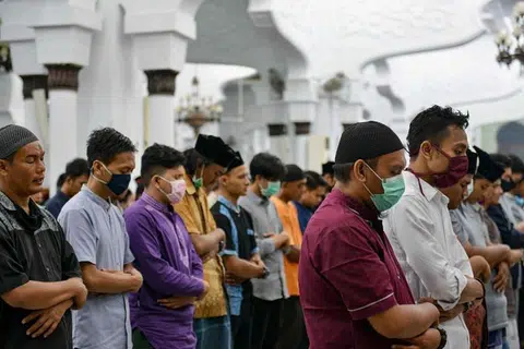 TAK ENDAH PERINTAH: Sebahagian anggota masyarakat Islam di Aceh mengenepikan arahan pemerintah untuk beribadah di rumah dan tetap bersembahyang di Masjid Raya Baiturrahman di Banda Aceh, di wilayah autonomi itu, sebagai meraikan ketibaan Ramadan, semalam. 