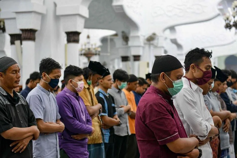 TAK ENDAH PERINTAH: Sebahagian anggota masyarakat Islam di Aceh mengenepikan arahan pemerintah untuk beribadah di rumah dan tetap bersembahyang di Masjid Raya Baiturrahman di Banda Aceh, di wilayah autonomi itu, sebagai meraikan ketibaan Ramadan, semalam. 