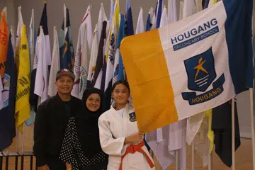 Aiunie Putri Mohd Hirwan bersama ibu bapanya, Encik Mohd Hirwan Sahad dan Cik Ismaniza Mohammad Ibrahim.