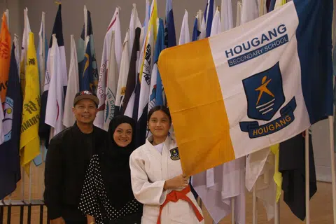 Aiunie Putri Mohd Hirwan bersama ibu bapanya, Encik Mohd Hirwan Sahad dan Cik Ismaniza Mohammad Ibrahim.
