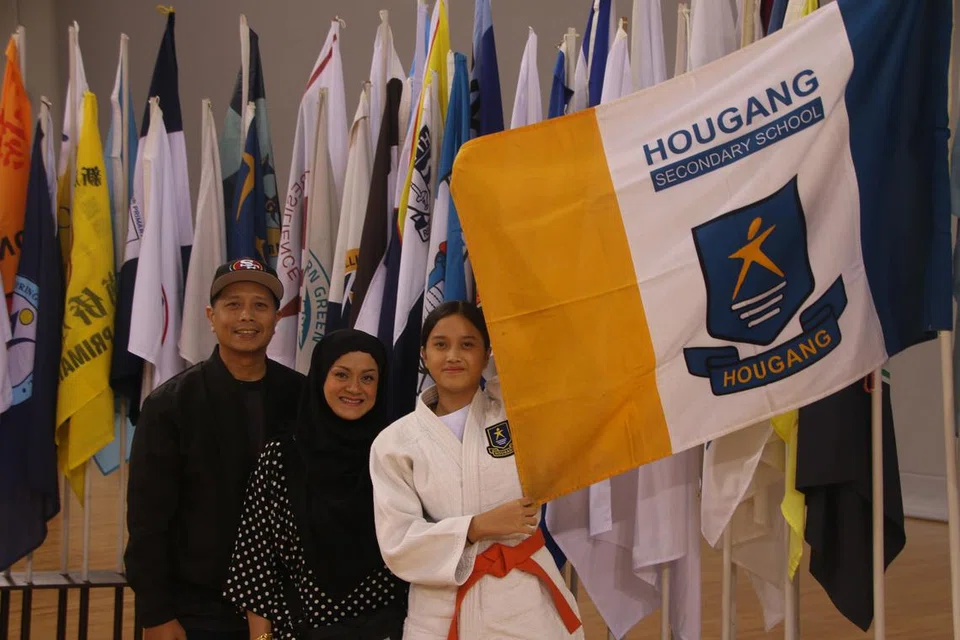 Aiunie Putri Mohd Hirwan bersama ibu bapanya, Encik Mohd Hirwan Sahad dan Cik Ismaniza Mohammad Ibrahim.