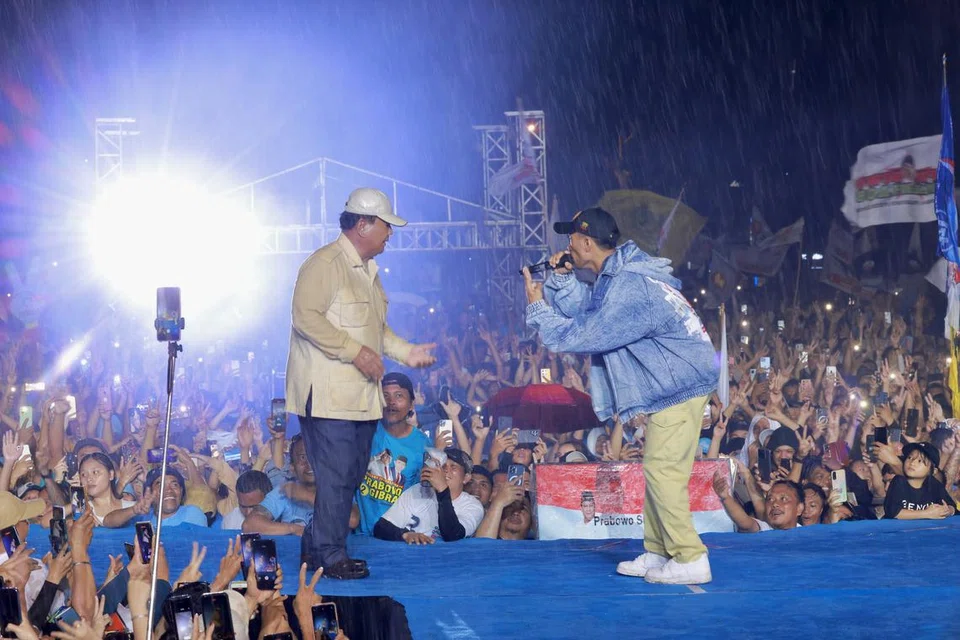 Encik Prabowo Subianto (paling kiri, atas pentas) berkempen untuk menambat undi di kalangan masyarakat Manado di bandar Langowan di Sulawesi Utara pada 6 Februari.