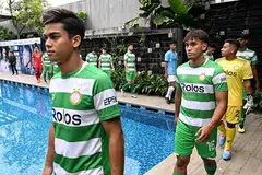 PELANCARAN JERSI BARU: Pemain Geylang International pada majlis pelancaran kelab pada Isnin ketika mereka mendedahkan rancangan mereka untuk musim baru. - Foto ST