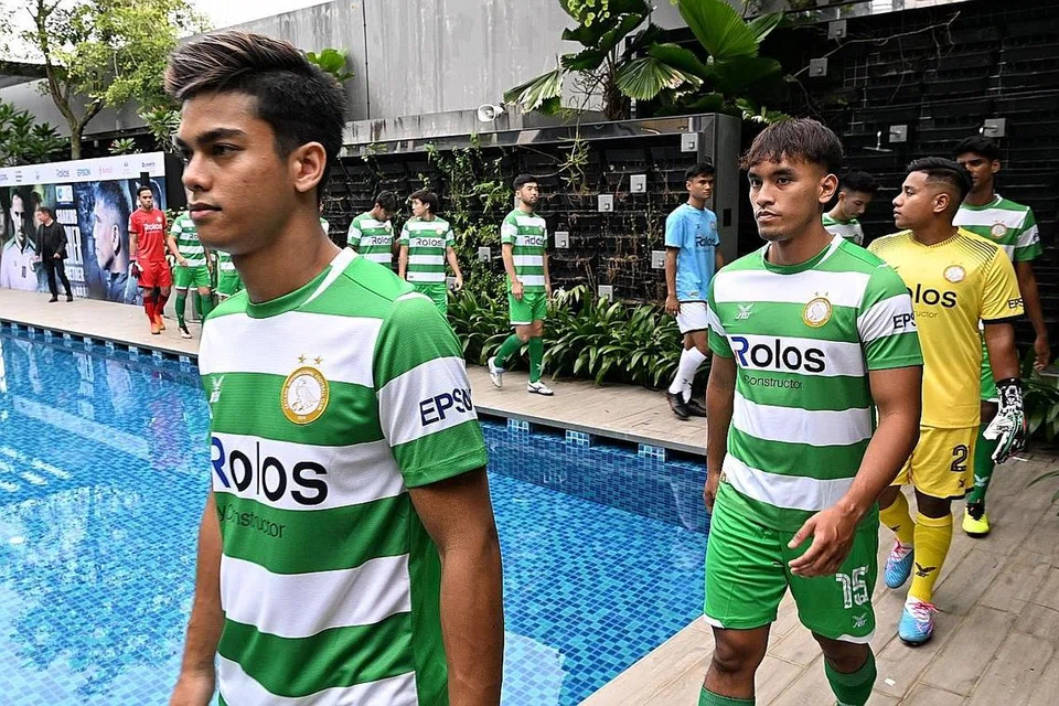 PELANCARAN JERSI BARU: Pemain Geylang International pada majlis pelancaran kelab pada Isnin ketika mereka mendedahkan rancangan mereka untuk musim baru. - Foto ST