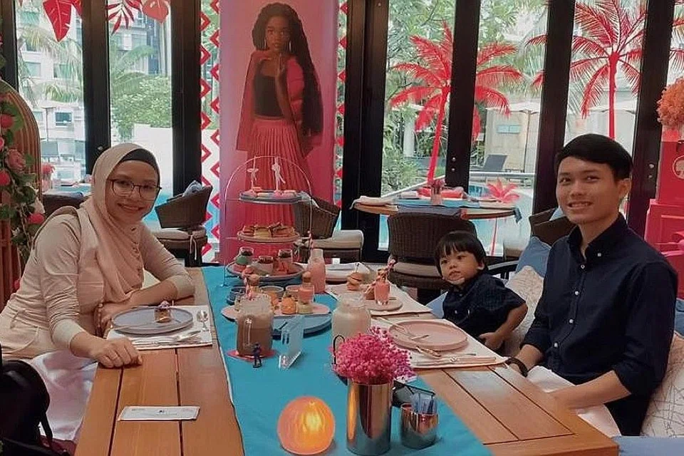 RENTAS SEMPADAN: Cik Izyan Nur Khaliesah Mohd Yusaini bersama suami, Encik Muhammad Aqif Sariman, dan anak lelakinya, Anaqi Khayr Muhammad Aqif, telah merentas sempadan dengan memandu dari Singapura ke Kuala Lumpur, Malaysia. Di sana beliau melakukan banyak kegiatan khas untuk kanak-kanak seperti mengunjungi Kafe Barbie. - Foto ihsan IZYAN NUR KHALIESAH MOHD YUSAINI