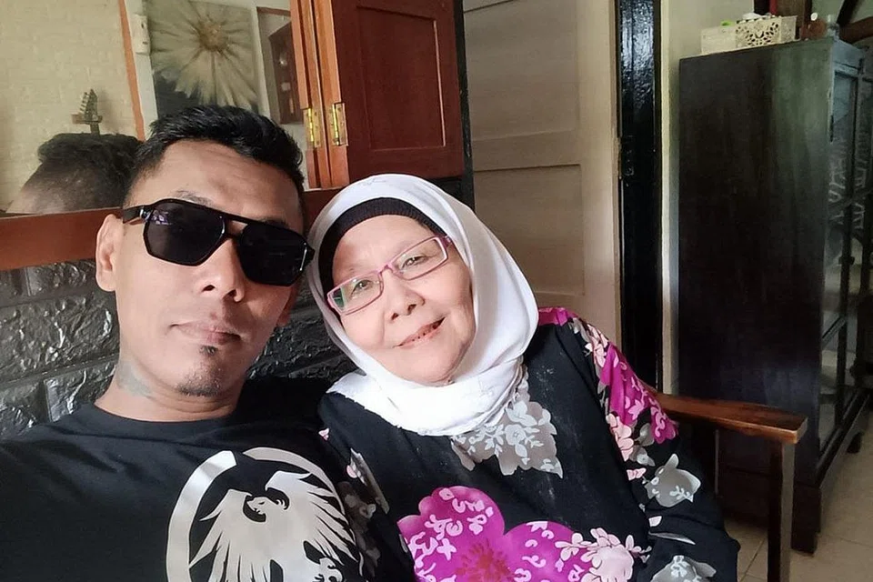 DOA IBU TIDAK PUTUS: Fuad (kiri) bersama ibu tersayang, Cik Marjuna Basri, yang bersabar sepanjang beliau lapan kali keluar masuk penjara kerana mengambil dadah dari usia 18 tahun hingga 42 tahun. - Foto ihsan FUAD RAHMAN