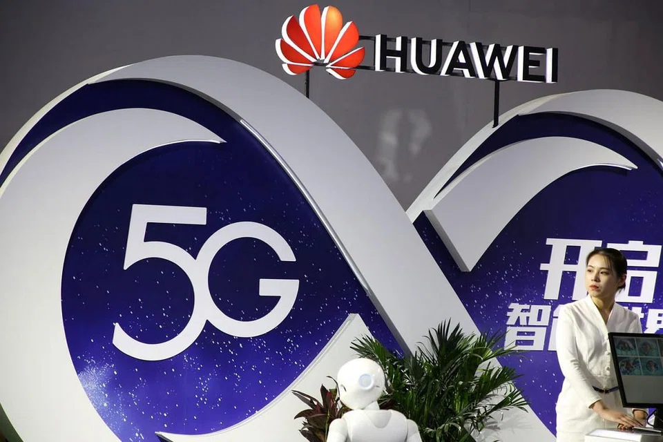 TEKNOLOGI TERBAIK 2019?: Kios gergasi telekomunikasi China Huawei menonjolkan teknologi 5G di PT Expo di Beijing September lalu. - Foto REUTERS