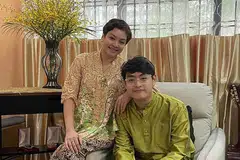 DAPAT JIMAT: Rilla (kiri) yang bergambar bersama Encik Nadim berasa dirinya agak bernasib baik kerana nilai mata wang Singapura yang lebih kukuh bermakna beliau dapat berjimat sedikit semasa menukar mata wang kepada pound. - Foto ihsan RILLA MELATI BAHRI