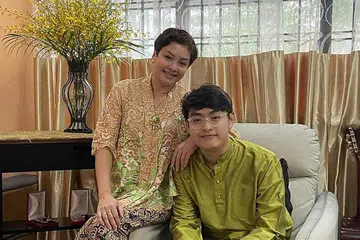 DAPAT JIMAT: Rilla (kiri) yang bergambar bersama Encik Nadim berasa dirinya agak bernasib baik kerana nilai mata wang Singapura yang lebih kukuh bermakna beliau dapat berjimat sedikit semasa menukar mata wang kepada pound. - Foto ihsan RILLA MELATI BAHRI