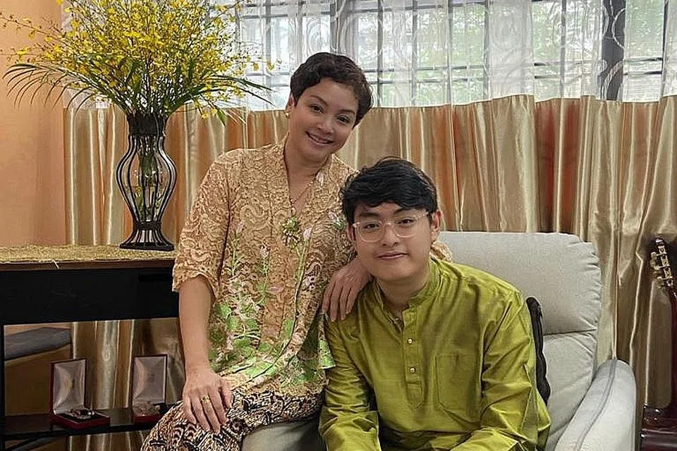 DAPAT JIMAT: Rilla (kiri) yang bergambar bersama Encik Nadim berasa dirinya agak bernasib baik kerana nilai mata wang Singapura yang lebih kukuh bermakna beliau dapat berjimat sedikit semasa menukar mata wang kepada pound. - Foto ihsan RILLA MELATI BAHRI