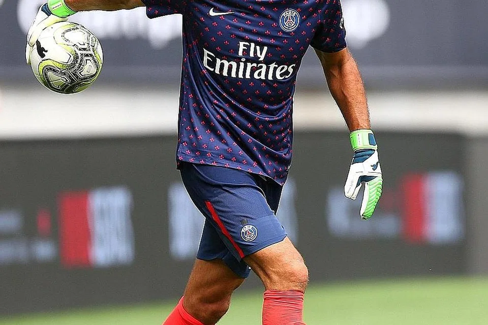 MASIH LAGI UNGGUL: Walaupun sudah mencecah usia persaraan, Buffon masih mahu terus bertanding dan memberi cabaran menjulang Piala Juara-Juara bersama PSG sebelum memikirkan untuk bersara. - Foto REUTERS