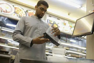 SESUAIKAN OPERASI: Bagi menghadapi keadaan pelanggan tidak boleh menjamu selera di Restoran Al-Azhar, CEOnya Encik Husain akan memulakan perkhidmatan penghantaran makanannya sendiri, selain menggunakan wadah penghantaran makanan seperti Grabfood dan foodpanda. - Foto BM oleh AZMI ATHNI