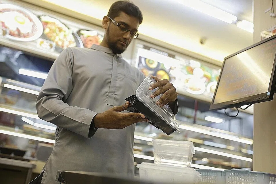 SESUAIKAN OPERASI: Bagi menghadapi keadaan pelanggan tidak boleh menjamu selera di Restoran Al-Azhar, CEOnya Encik Husain akan memulakan perkhidmatan penghantaran makanannya sendiri, selain menggunakan wadah penghantaran makanan seperti Grabfood dan foodpanda. - Foto BM oleh AZMI ATHNI